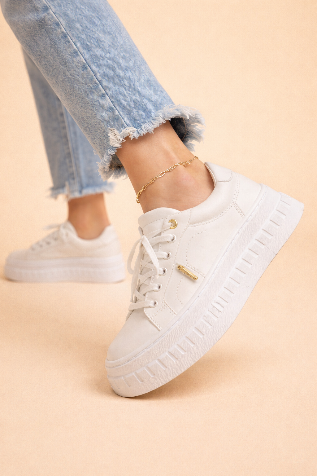 Women's Low-Top Stitched Sneakers – Lace-Up Platform Sole City Park Visits